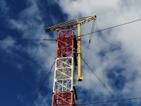 Строительство высотным краном башен и мачт связи