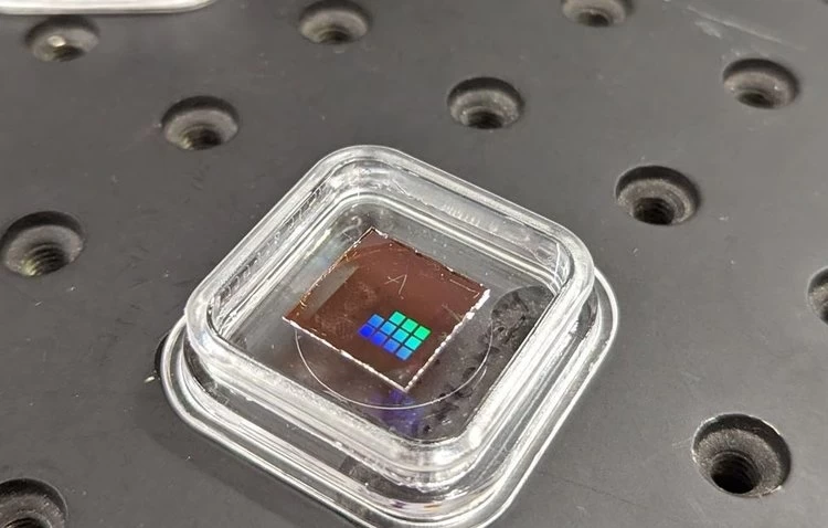 На фото чип: сенсорная система с плоской оптикой, которая может быстро переключаться между обнаружением изображением контура объекта и быстрым извлечением подробной инфракрасной информации.