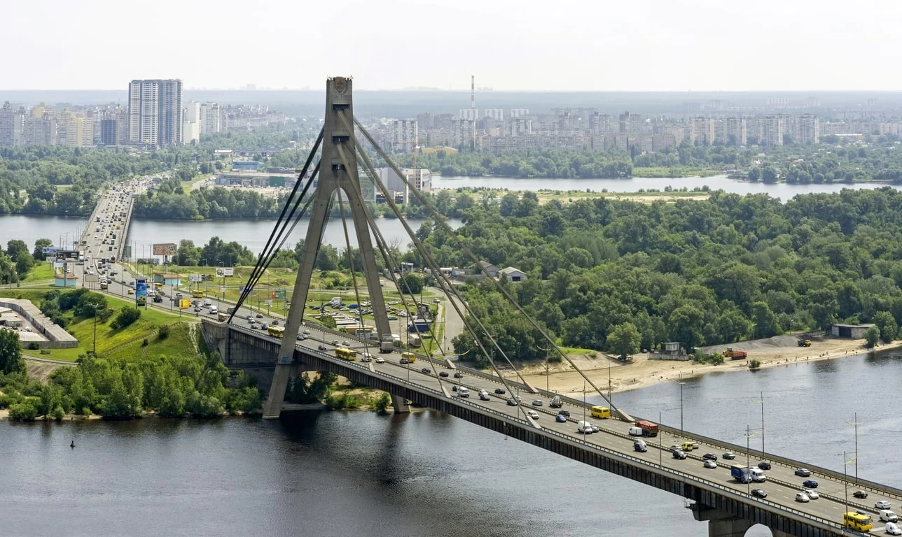 На изображениях показаны различные мосты с металлическими конструкциями, включая вантовые, арочные и ферменные сооружения.